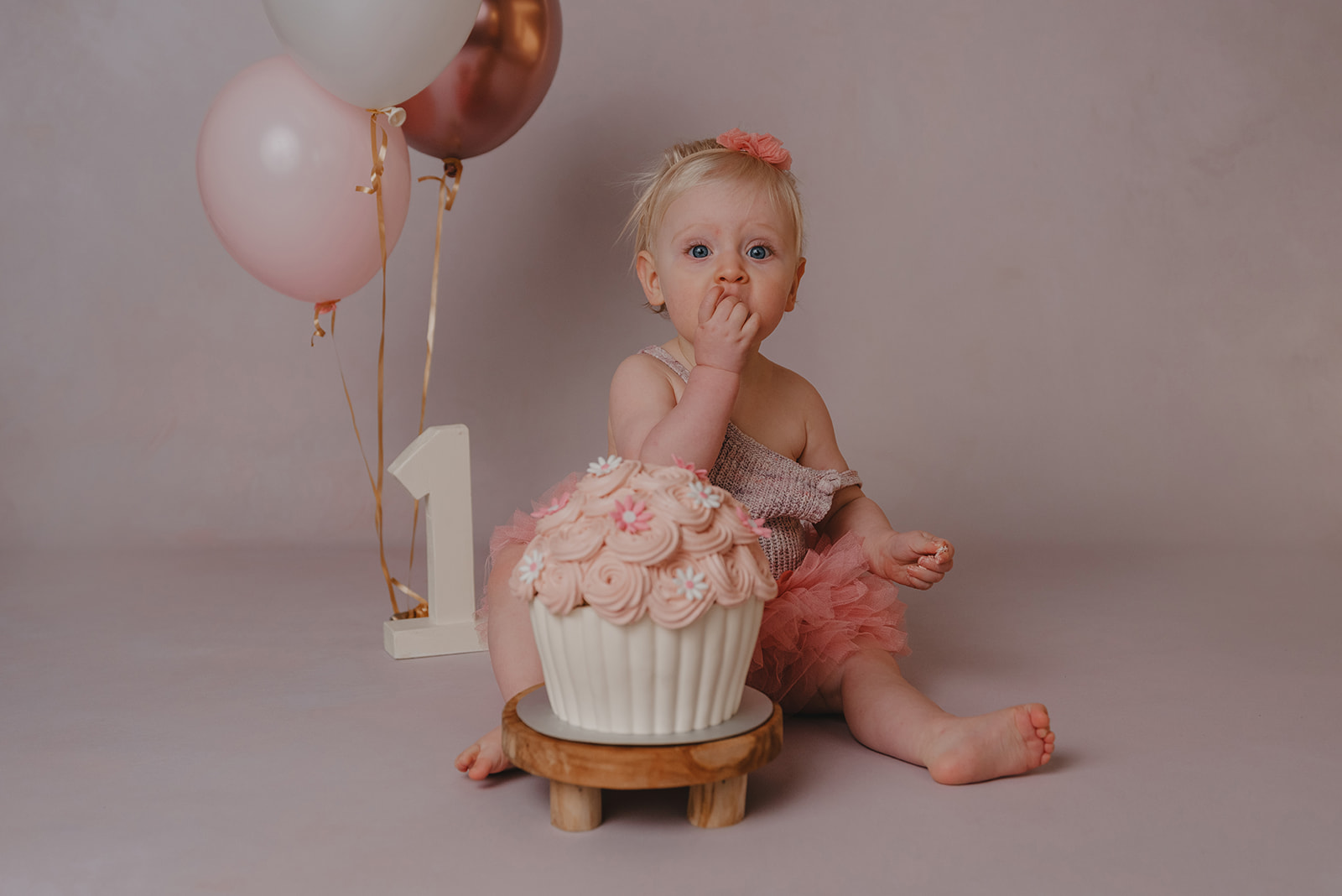 Cake Smash fotoshoot meisje roze rustig fotoshoot baby 1 jaar cakesmash shoot gelderland zwolle apeldoorn heerde