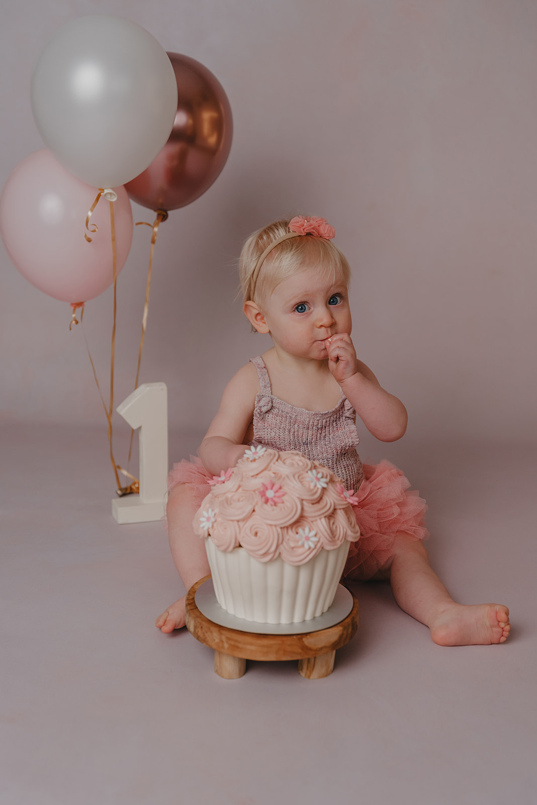 Cake Smash fotoshoot meisje roze rustig fotoshoot baby 1 jaar cakesmash shoot gelderland zwolle apeldoorn heerde