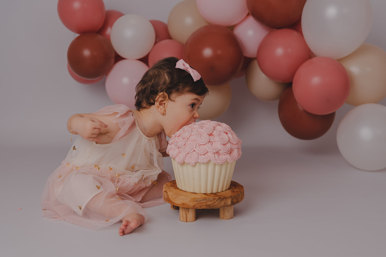 Cake smash fotoshoot meisje roze zacht cakesmash shoot heerde zwolle apeldoorn gelderland apeldoorn 