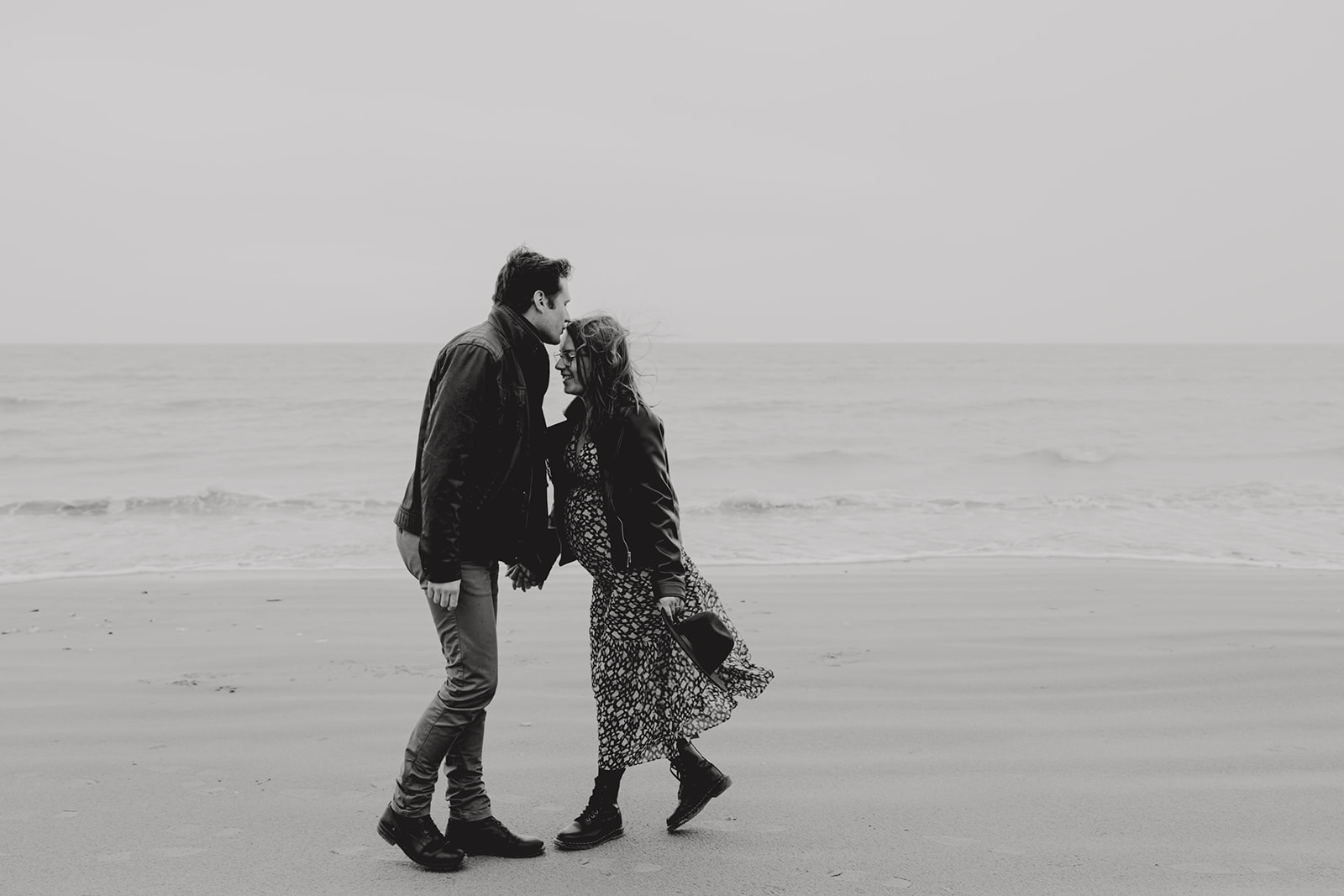 photo de couple en noir et blanc sur la plage