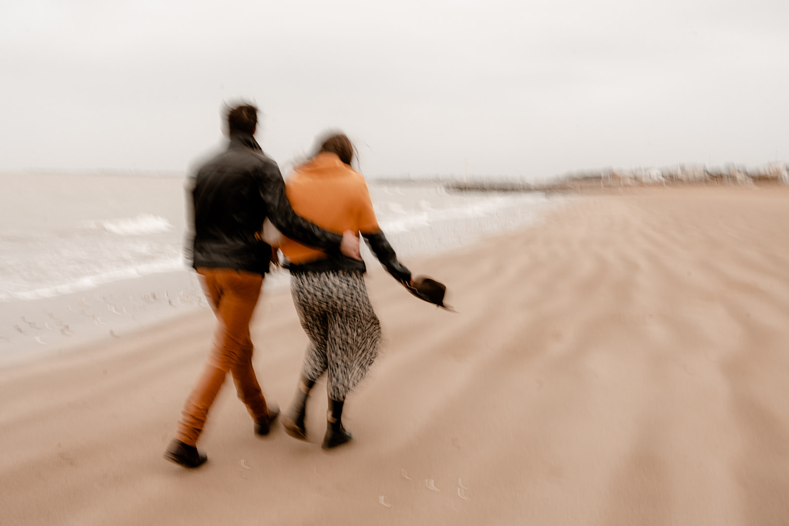 seance grossesse en couple à la rochelle, photos sur la plage sous la pluie