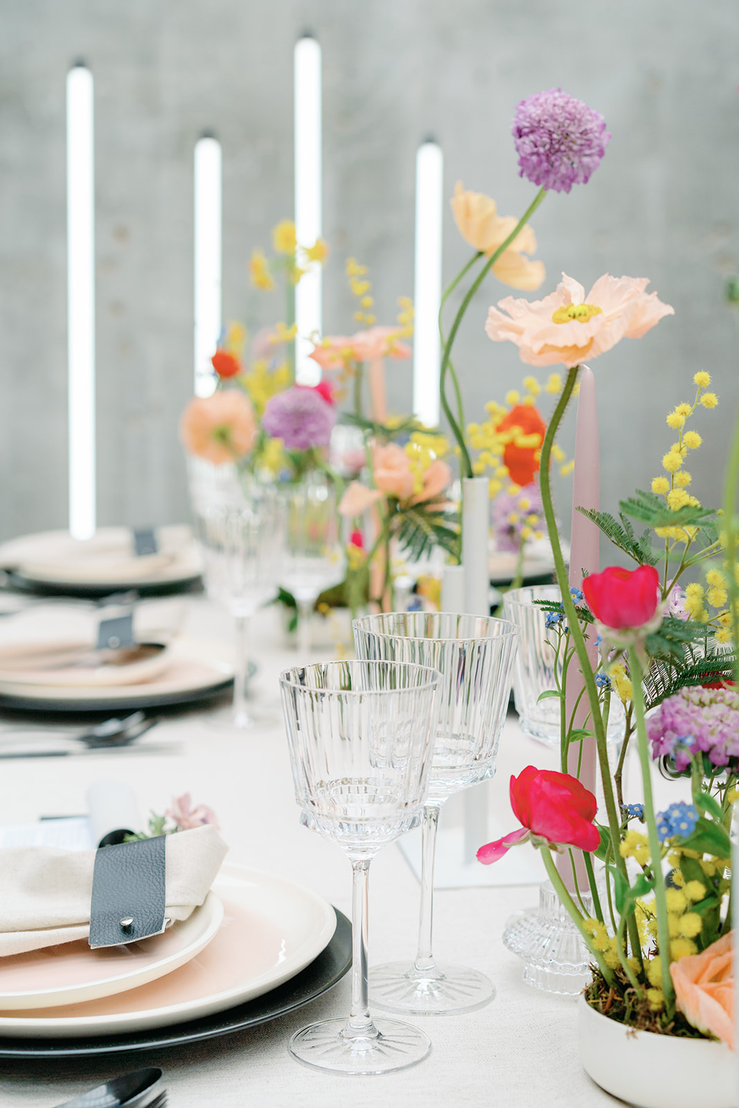 Photographe Mariage Couple Toulouse déco de la table et déco florale colorée