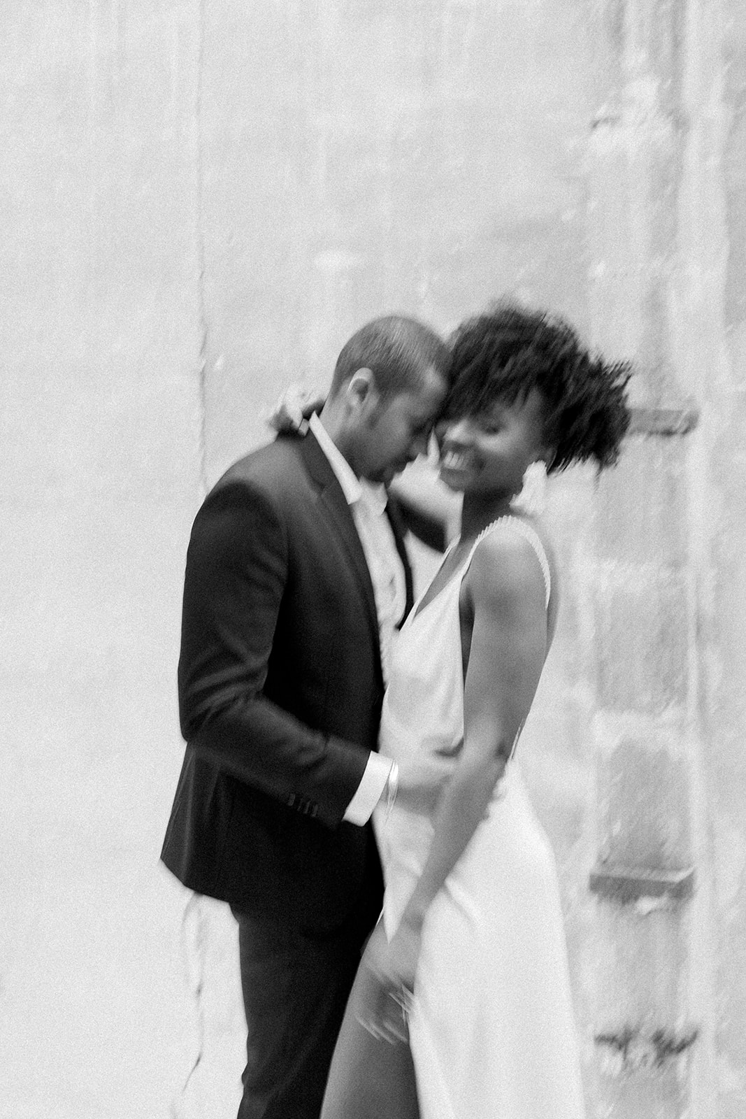 Photographe Mariage Couple Toulouse portrait des mariés flou
