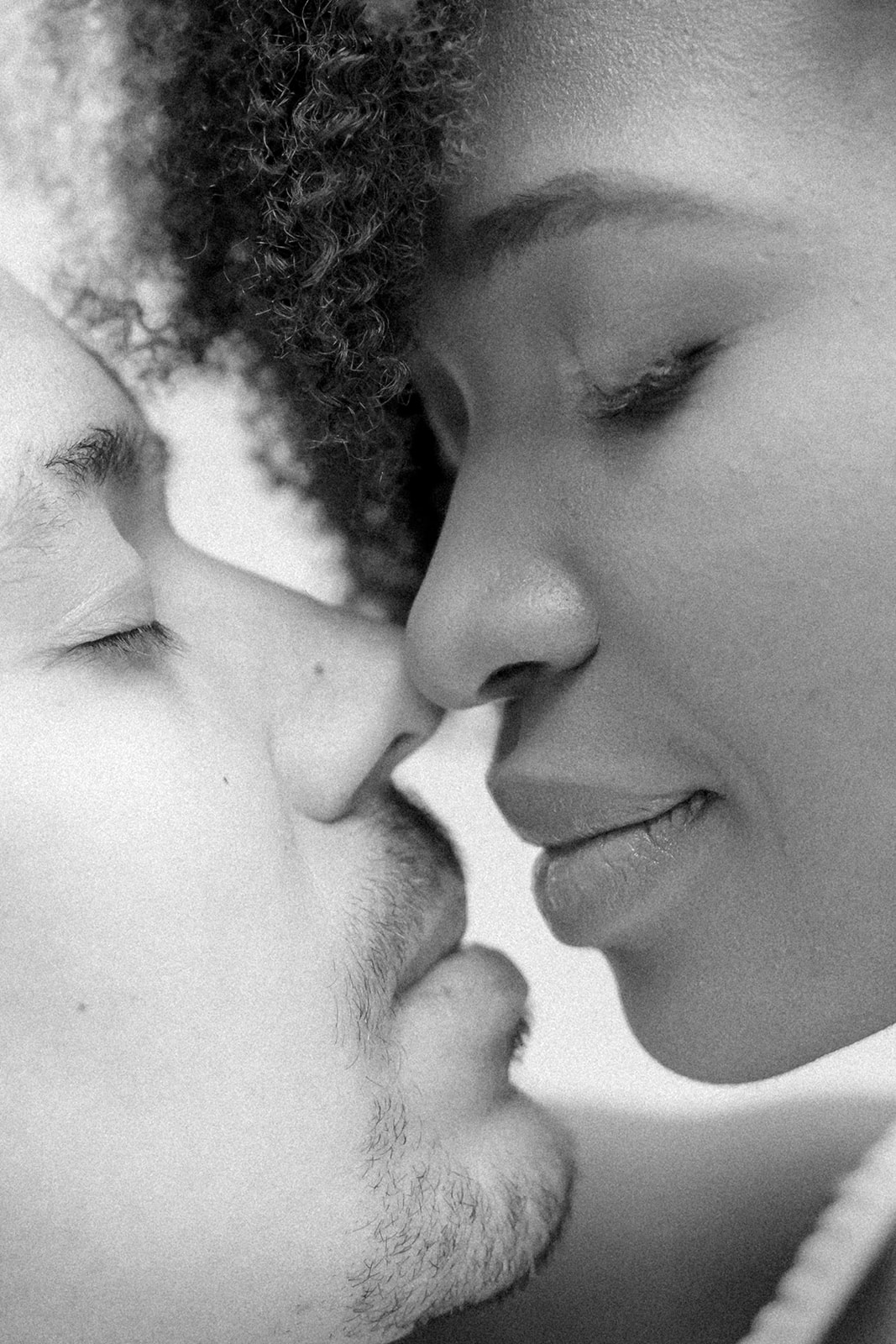 Photographe Mariage Couple Toulouse détail baiser bisous