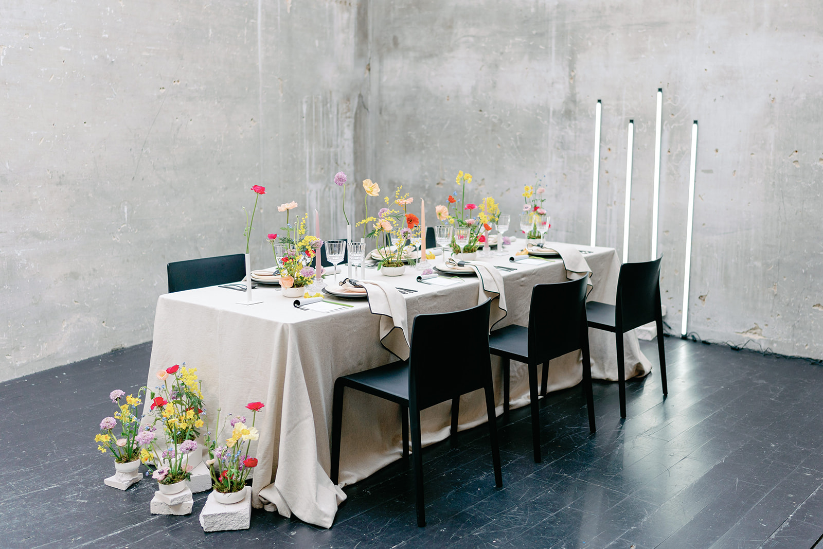 Photographe Mariage Couple Toulouse déco de la table et déco florale colorée