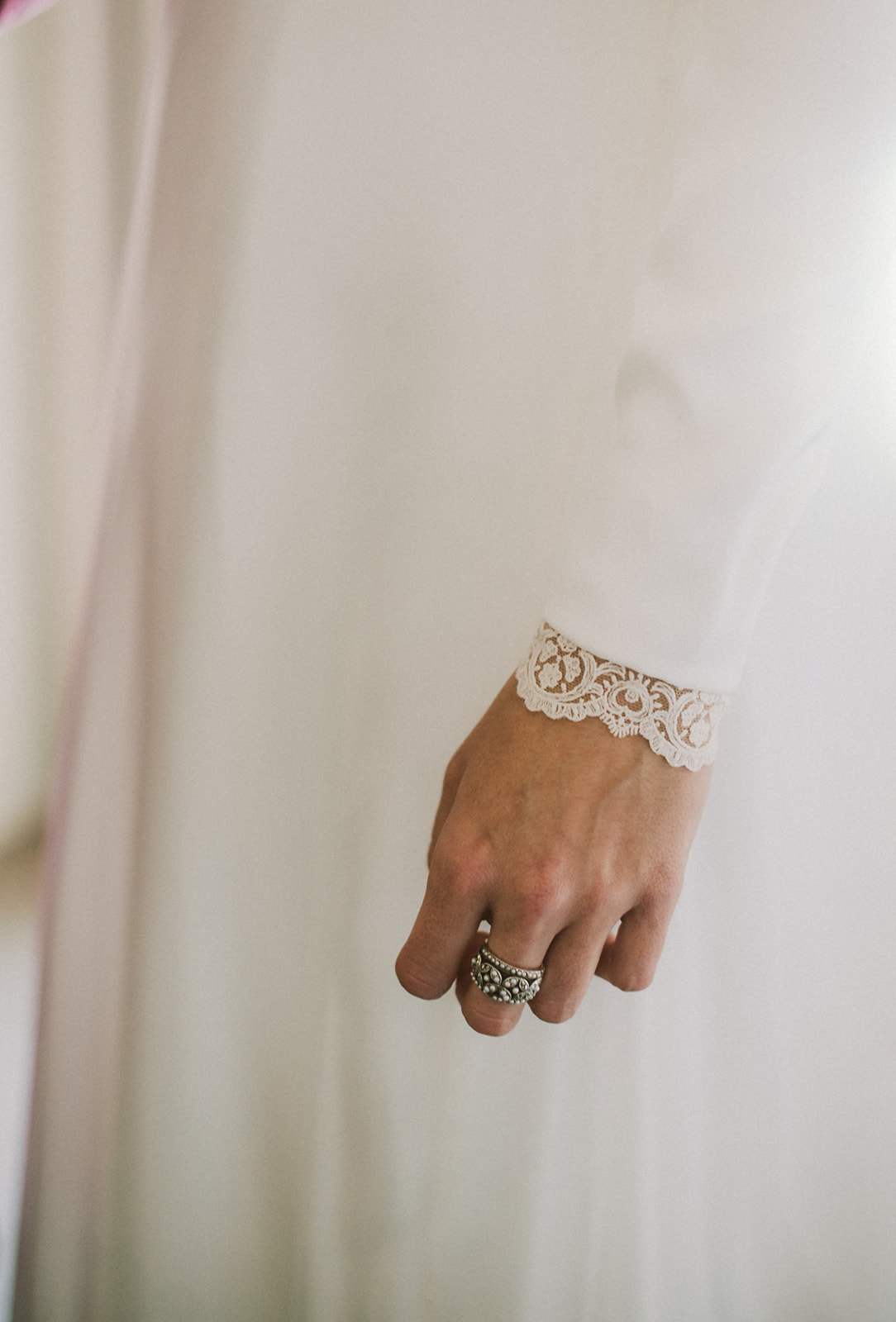 detalle del puño del vestido de la novia