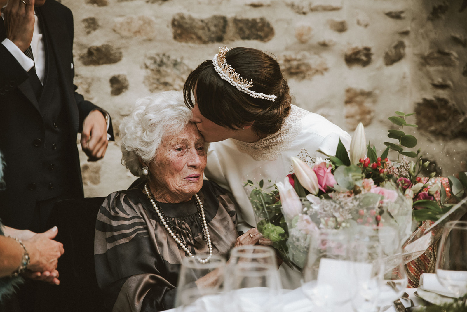 novia besando a su abuela en komentu maitea