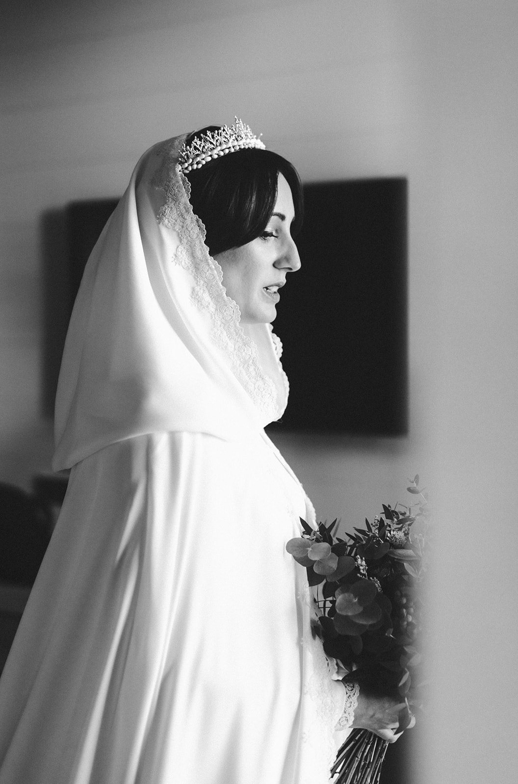 novia con una capa y su ramo preparada para ir a la boda
