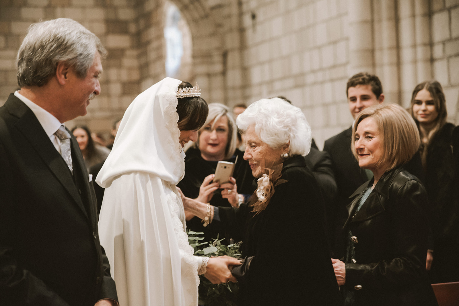 novia saludando a su abuela al llegar a la boda
