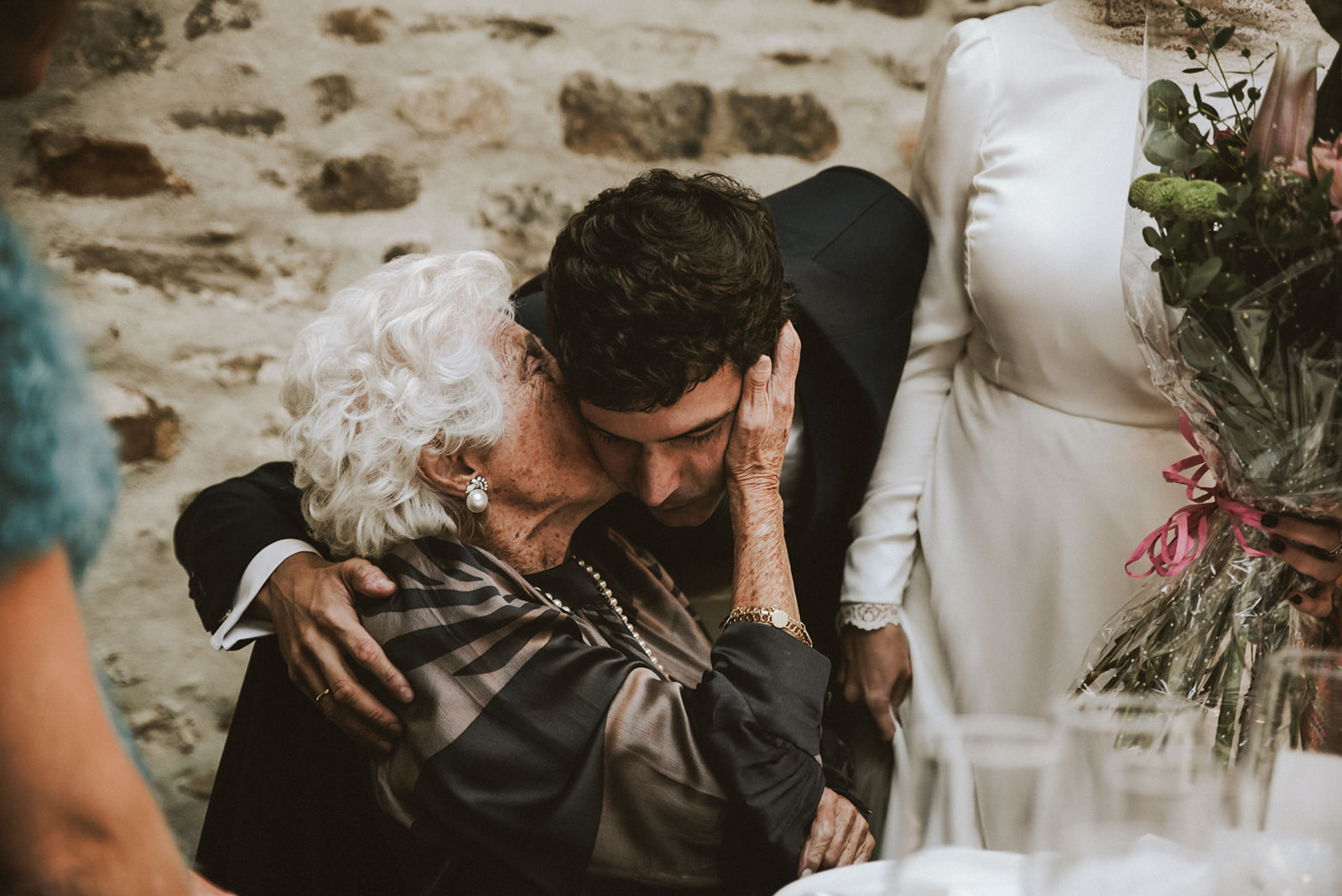 novio besando a su abuela en komentu maitea
