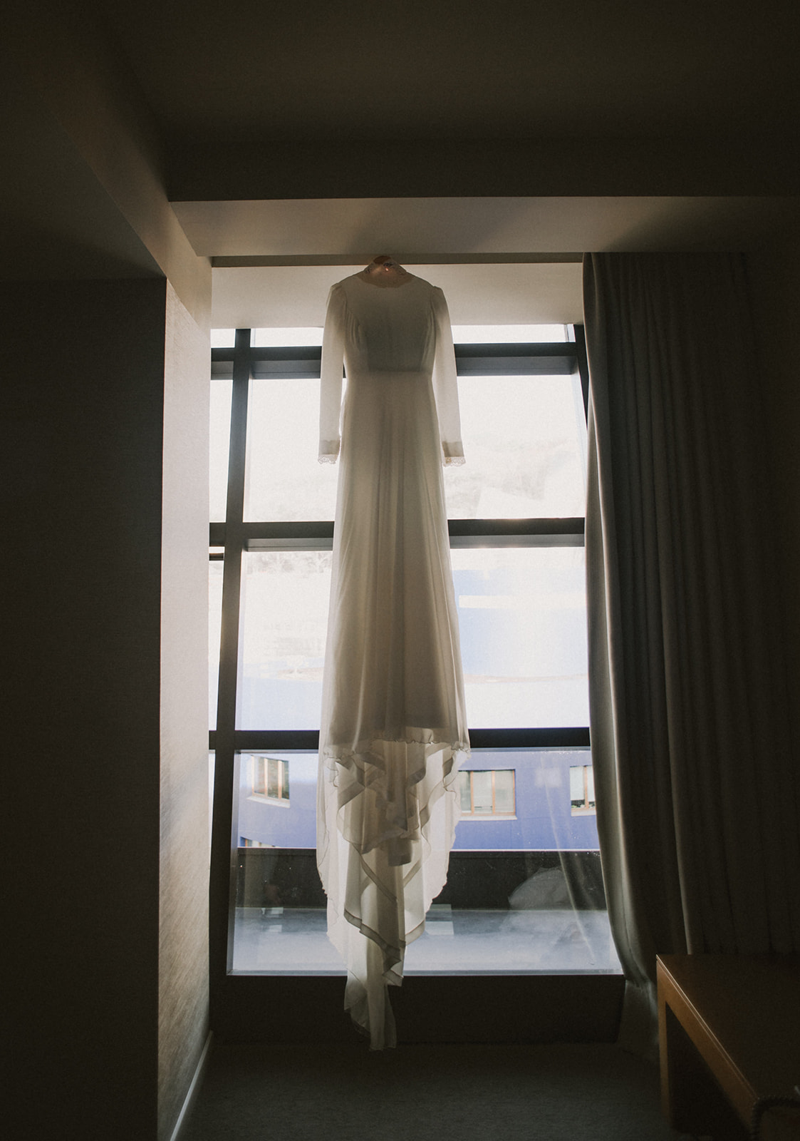 Vestido de novia, de la firma Carmen Soto, colgado en la ventana