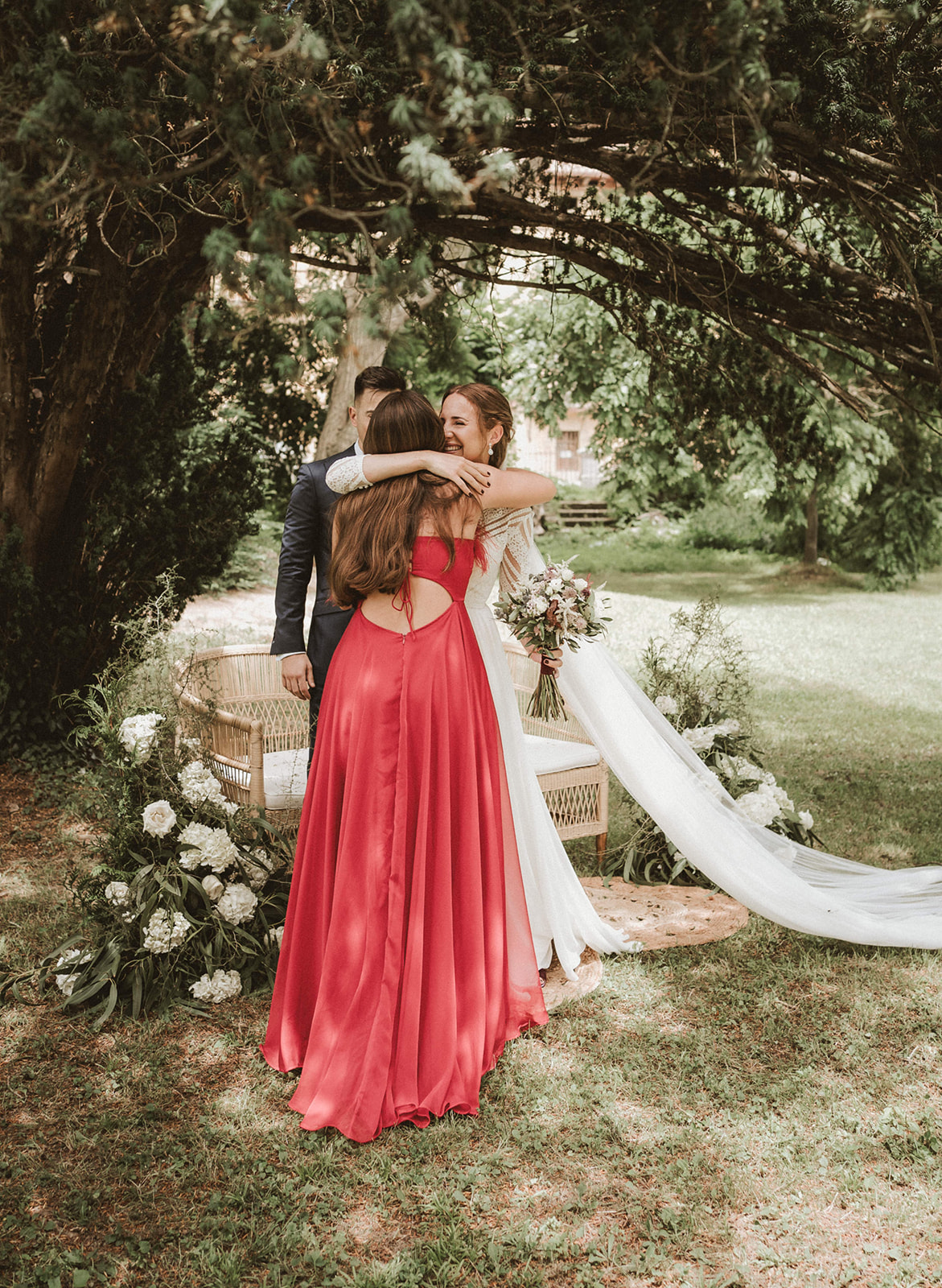 La novia y su hermana abrazándose