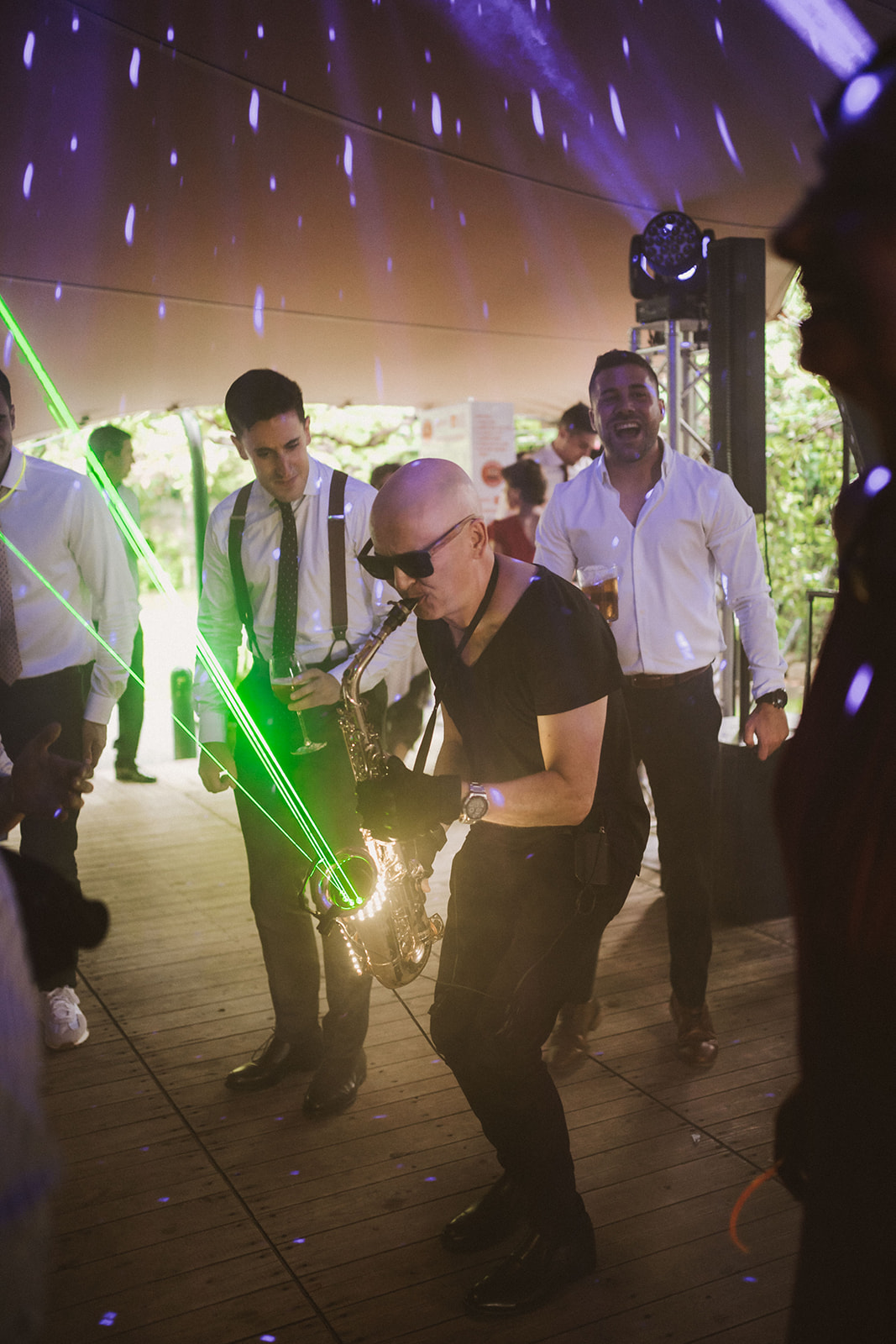 Saxofonista con lasers en una boda