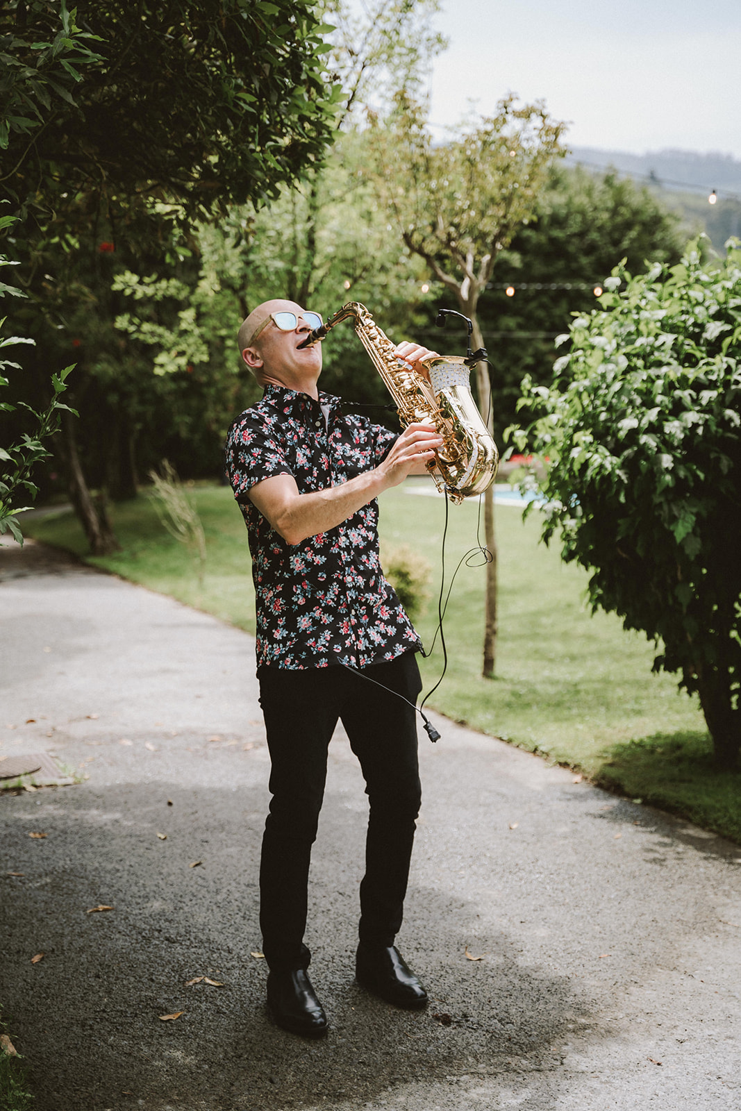 saxofonista en jardín de barretaguren