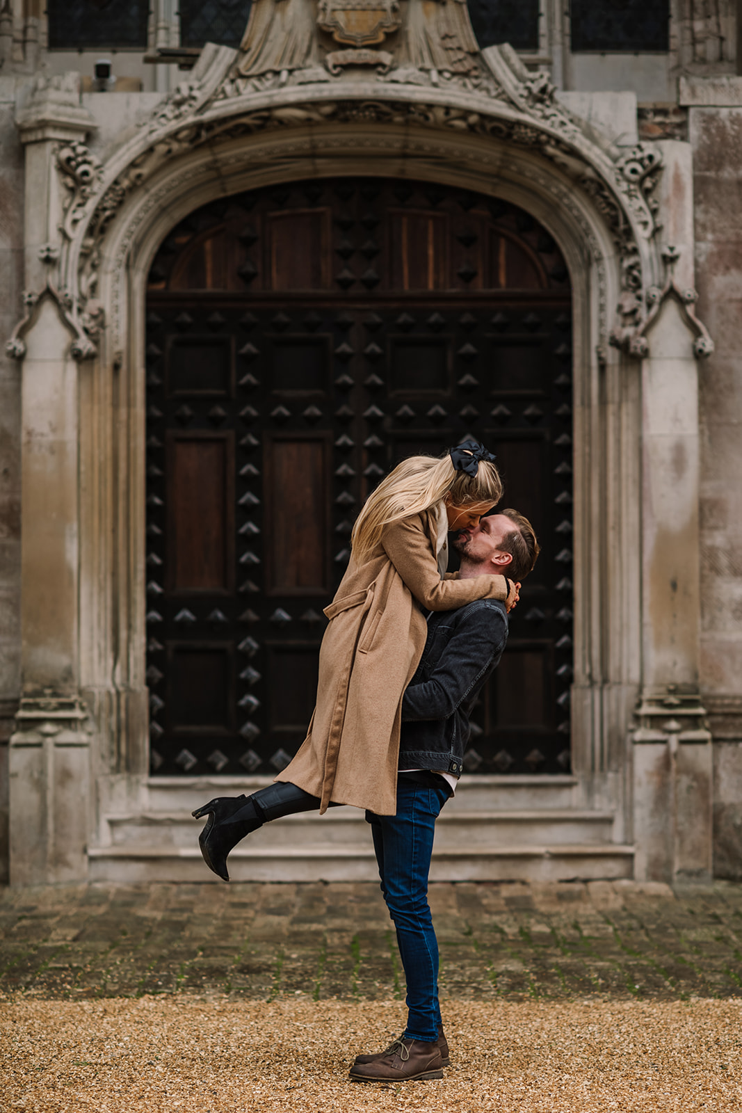 Photo of happy couple kissing at Highcliffe Castle