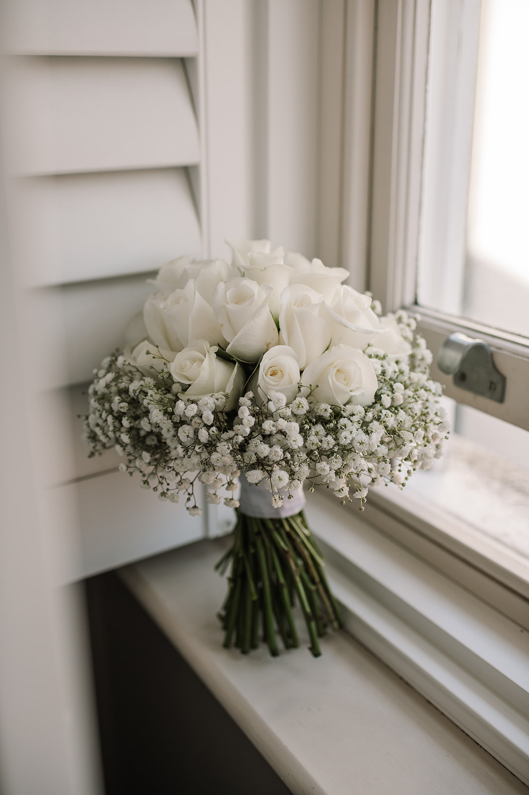 White wedding bouquet by Simply Flower