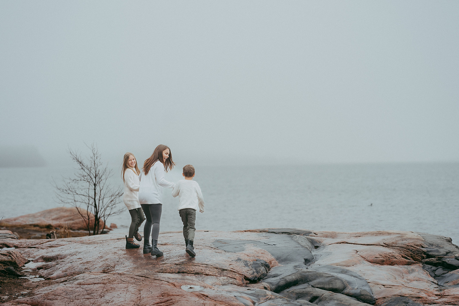 perhekuvaaja Helsinki ja Espoo - perhekuvaus Haukilahden rannalla talvi