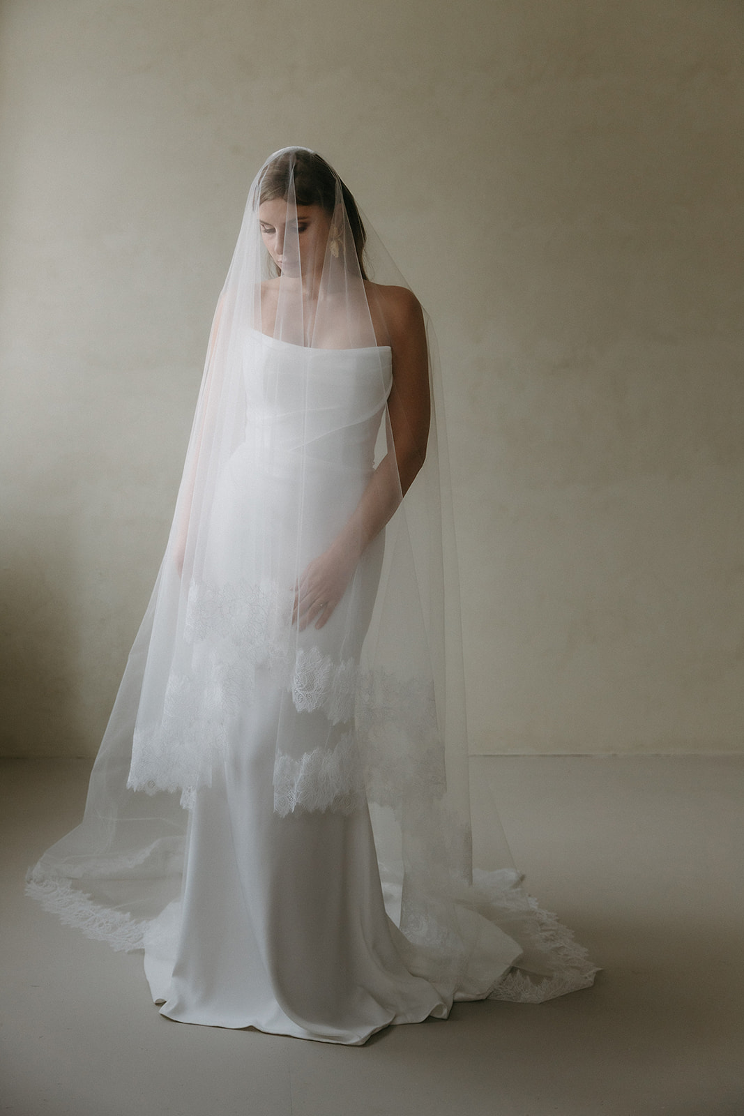 minimal romatic bridal look with a long veil
