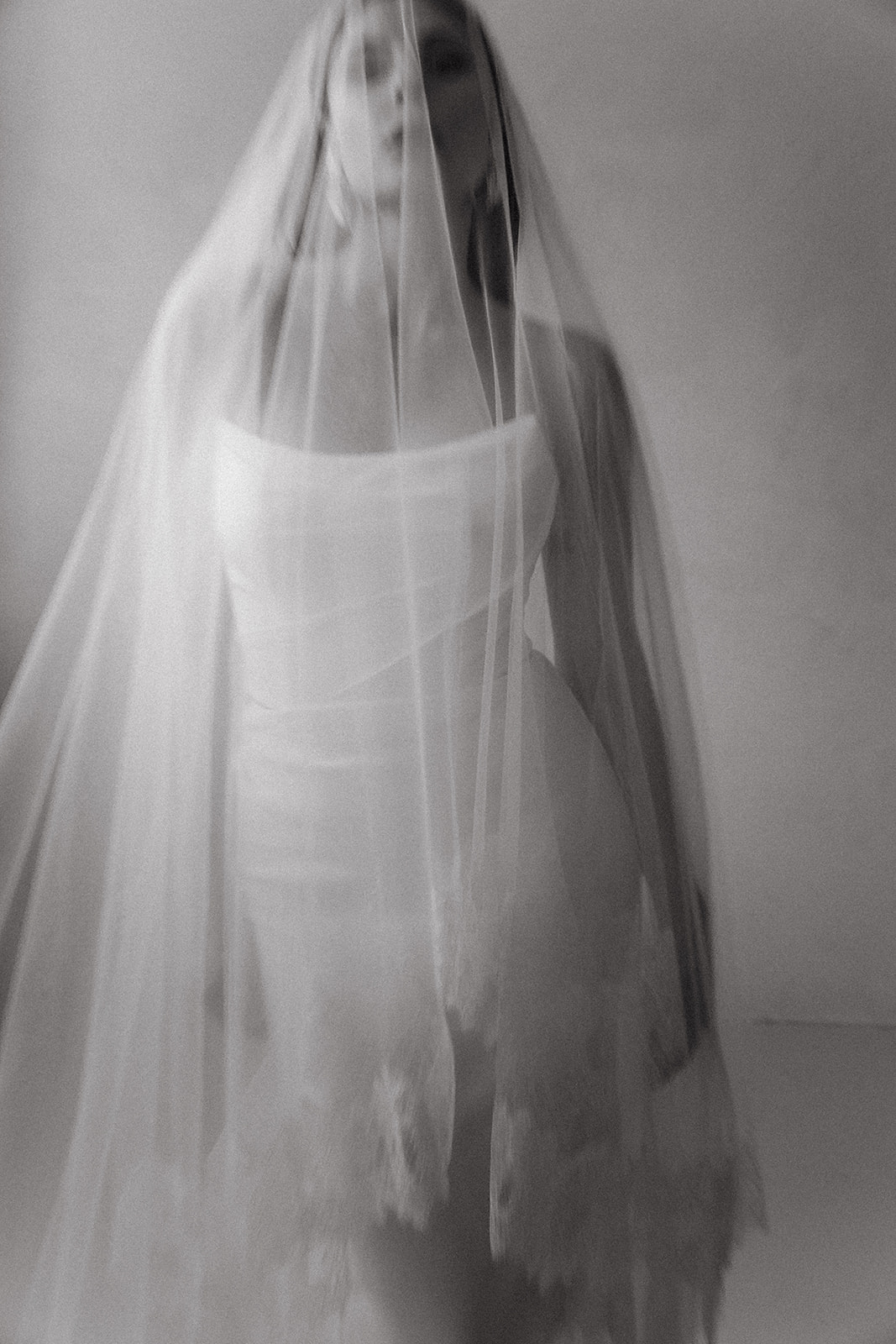 minimal romatic bridal look with a long veil