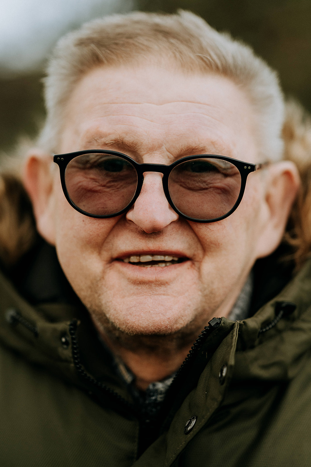 Close up portret van een oudere man met een bril