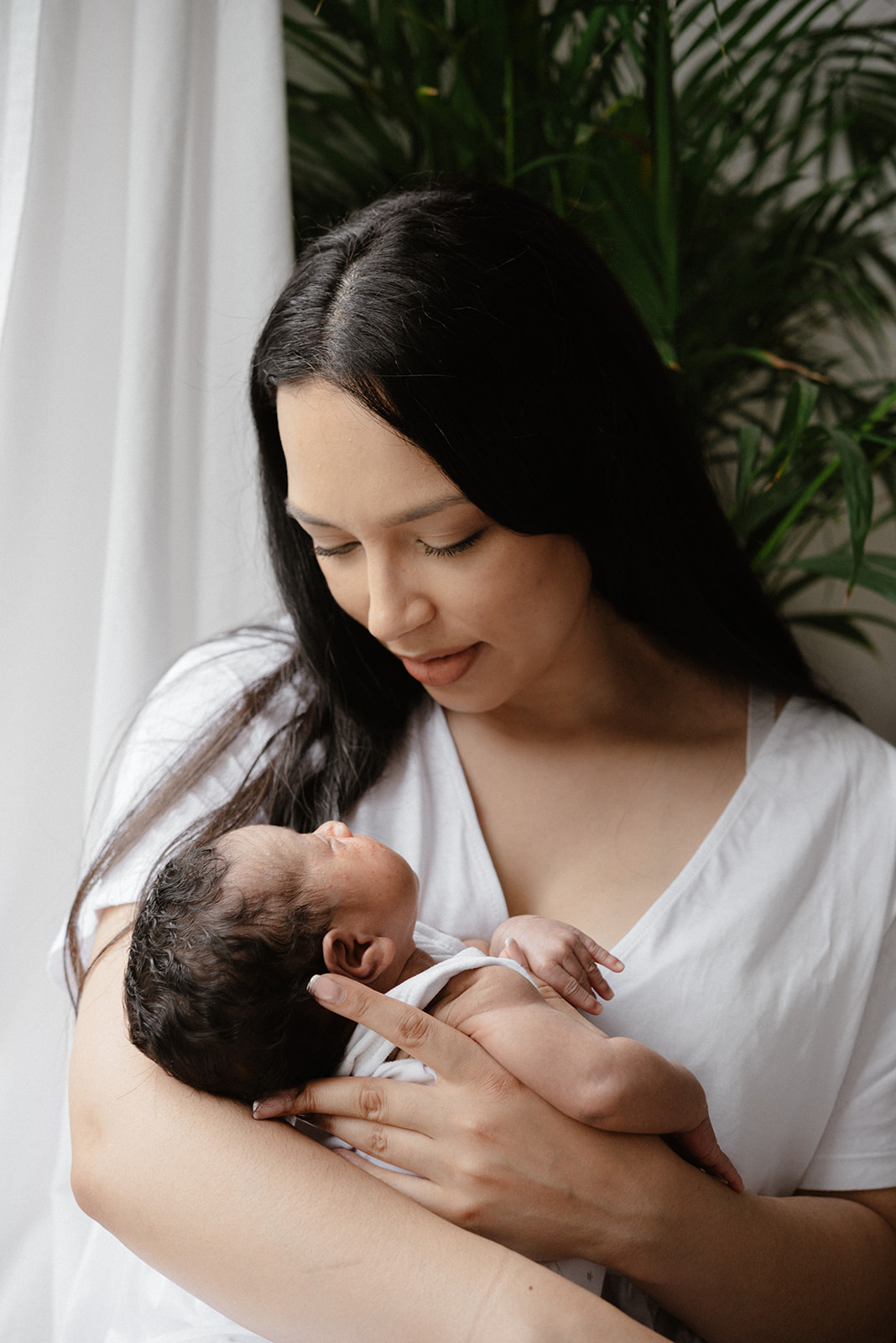 mum and her newborn baby cuddling during the natural newborn baby session in home in bristol by agi lebiedz