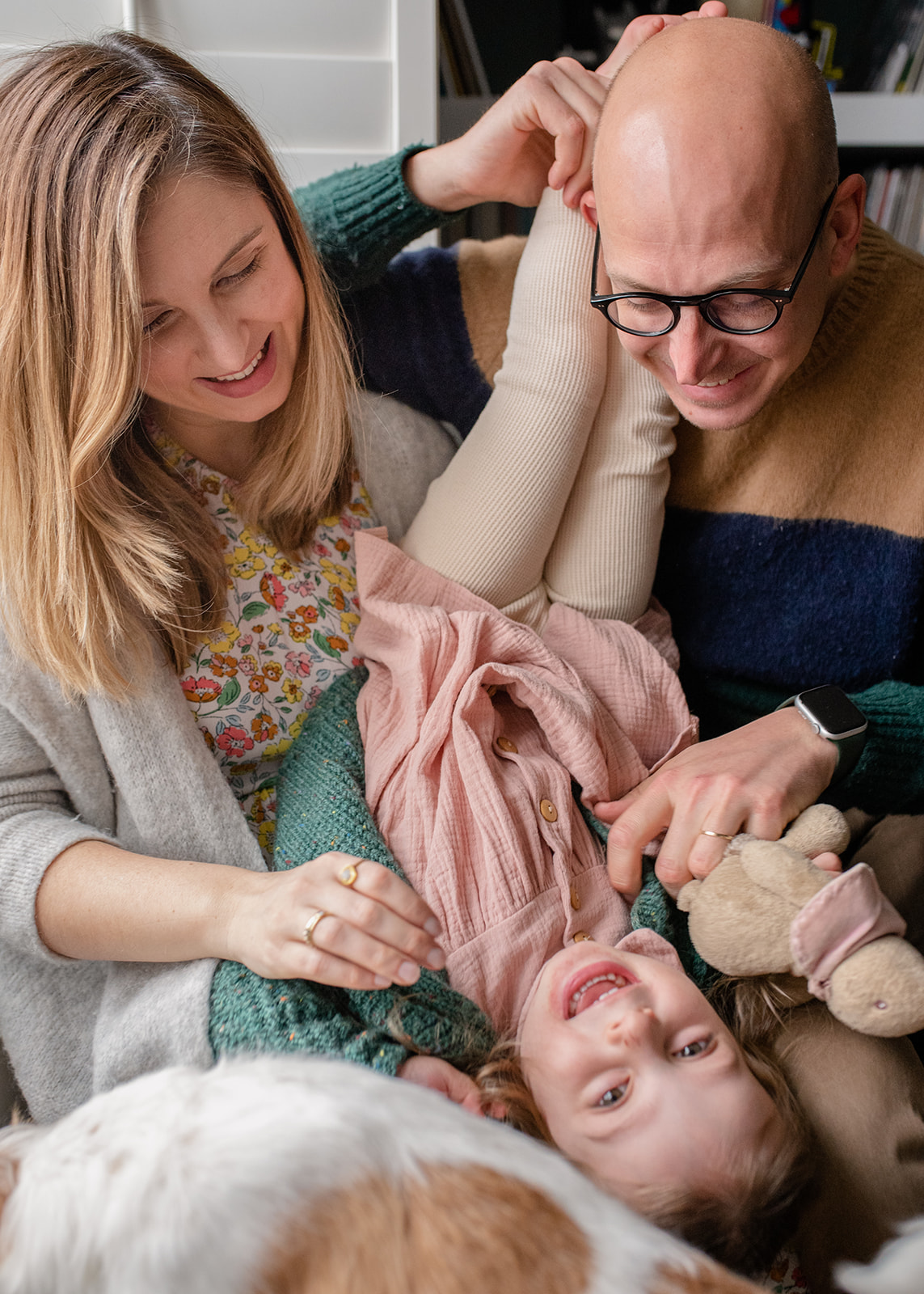 mum and dad playing with daughter during the natural maternity photography by agi lebiedz