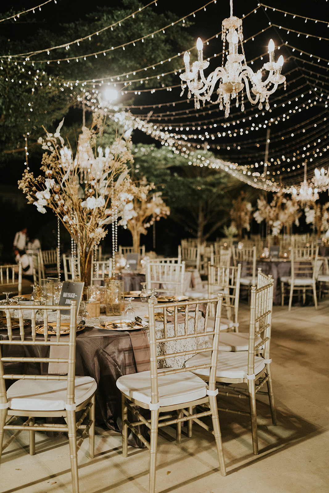 Rustic glamorous wedding theme that radiates warmth and elegance.