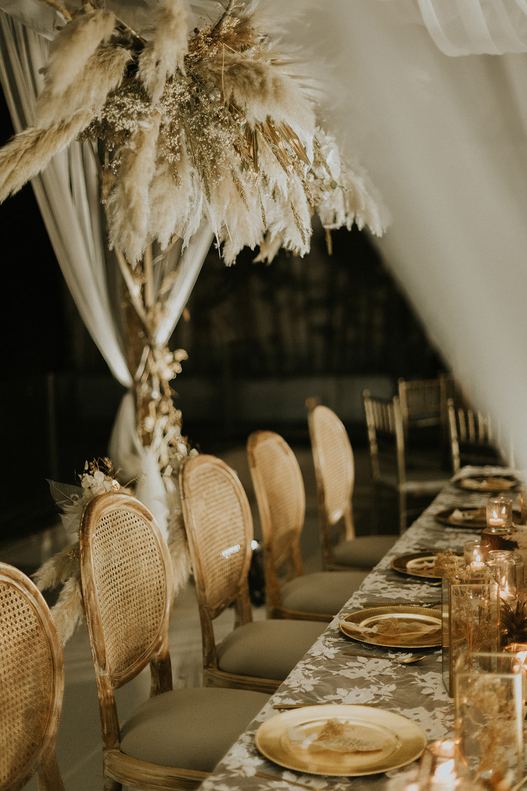 Rustic glamorous wedding theme that radiates warmth and elegance.