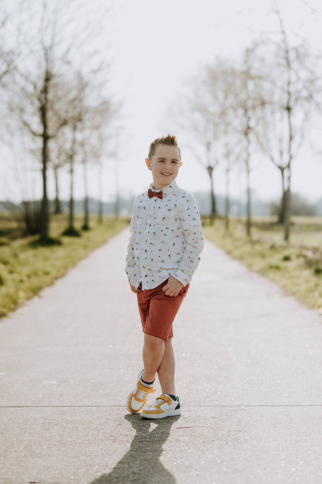 lentefeest foto jongen zeven jaar oranje broek wit hemd