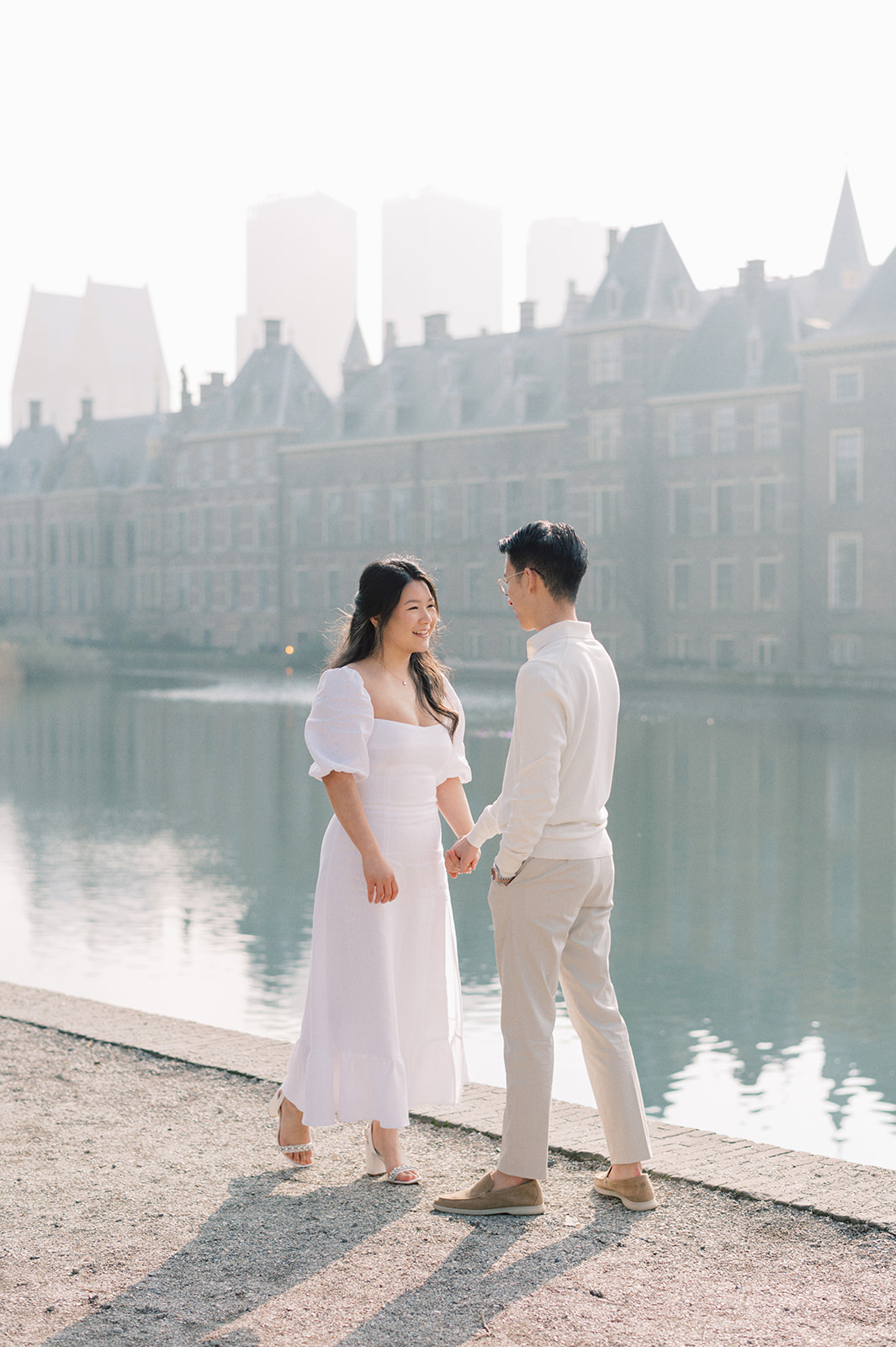 Early morning pre-wedding shoot with a couple at the Hofvijver in The Hague