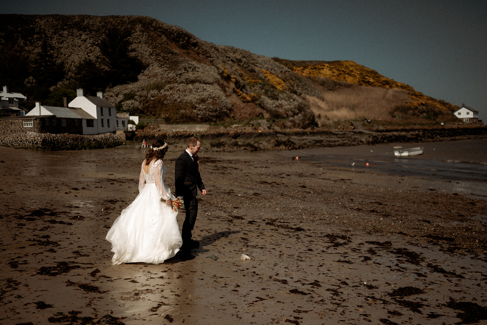 a couple who eloped at Penarth Fawr exchanging vows on the Llyn Peninsula