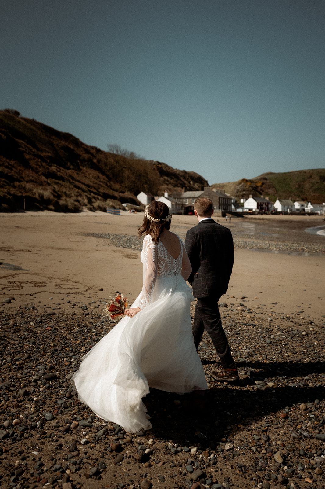 a couple who eloped at Penarth Fawr exchanging vows on the Llyn Peninsula