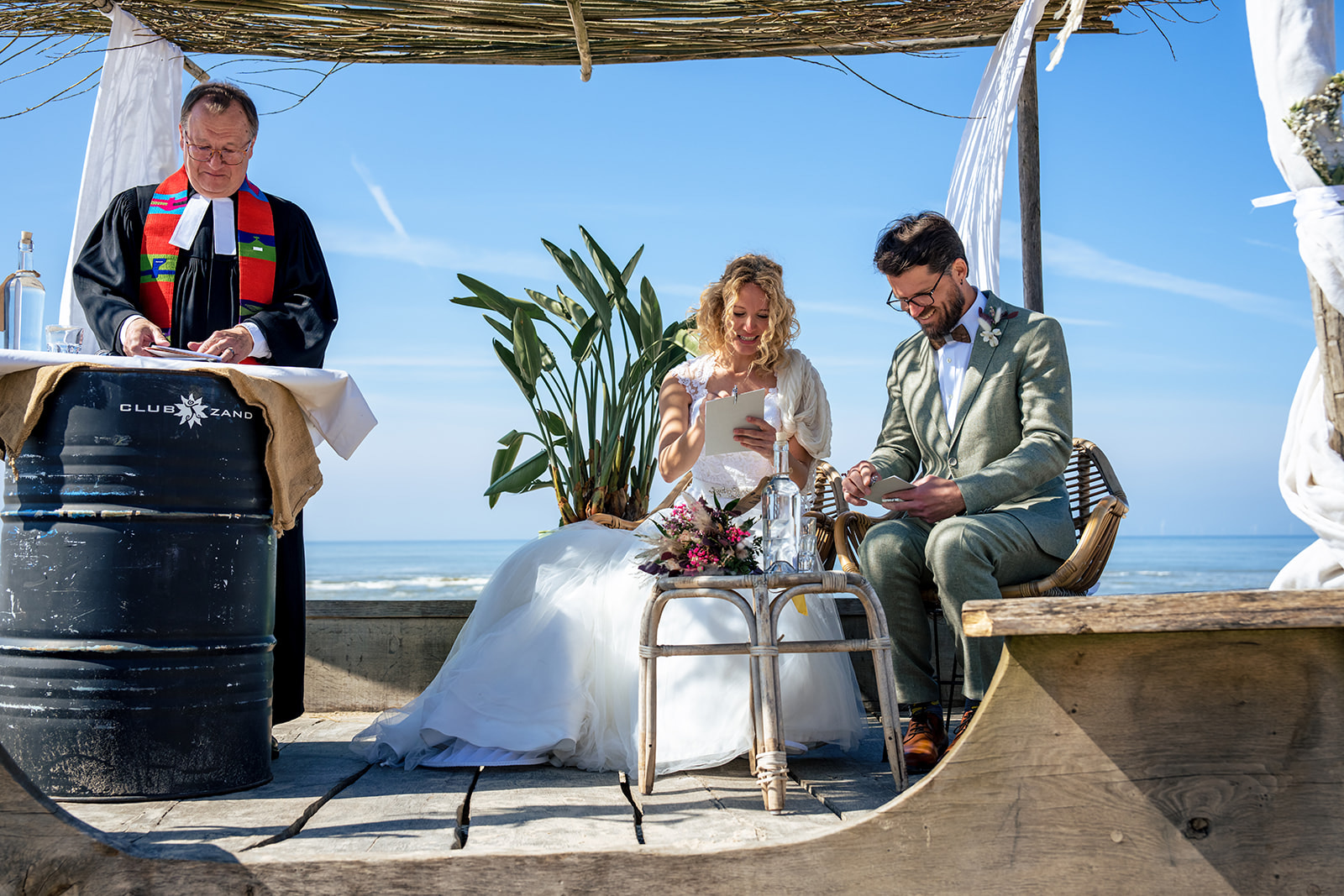 A couple who eloped in Castricum aan Zee on the Beach singing a song together with their celebrant