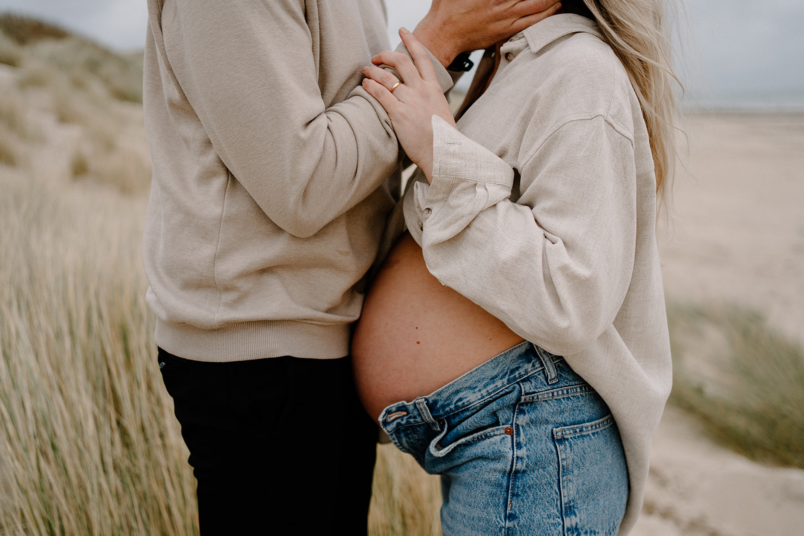 Zwangerschap fotoshoot op het strand in Zeeland