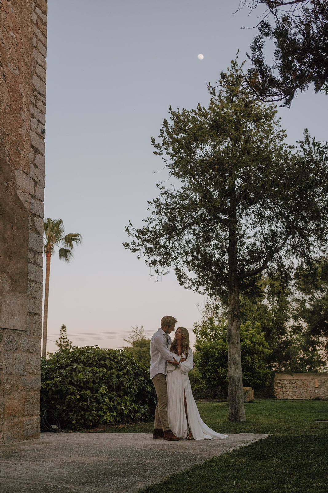 Brautpaar tanz unter dem Mond auf Finca Morneta auf Mallorca