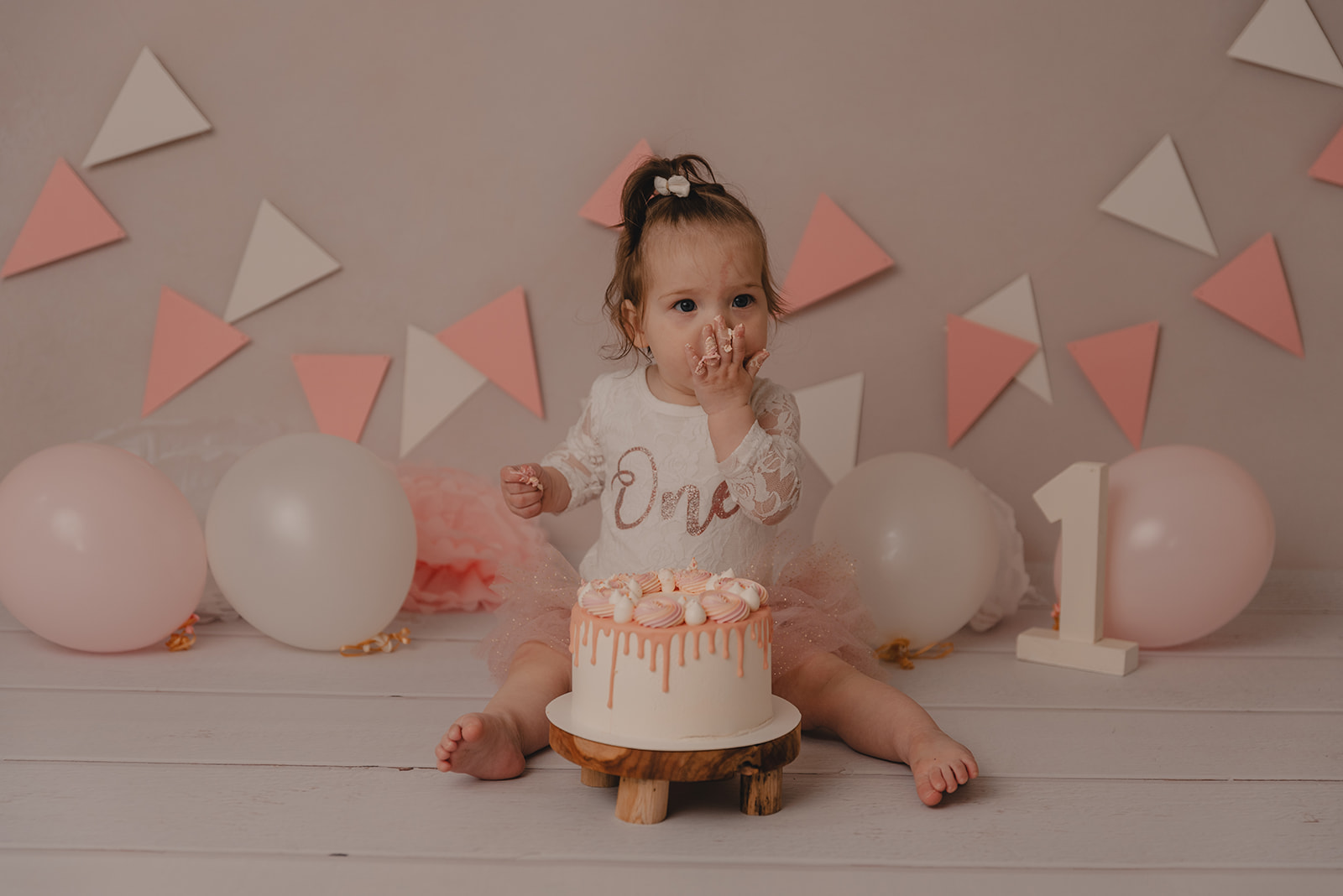 cake smash fotoshoot meisje roze en wit one fotoshoot baby 1 jaar apeldoorn gelderland zwolle epe hattem wapenveld olst