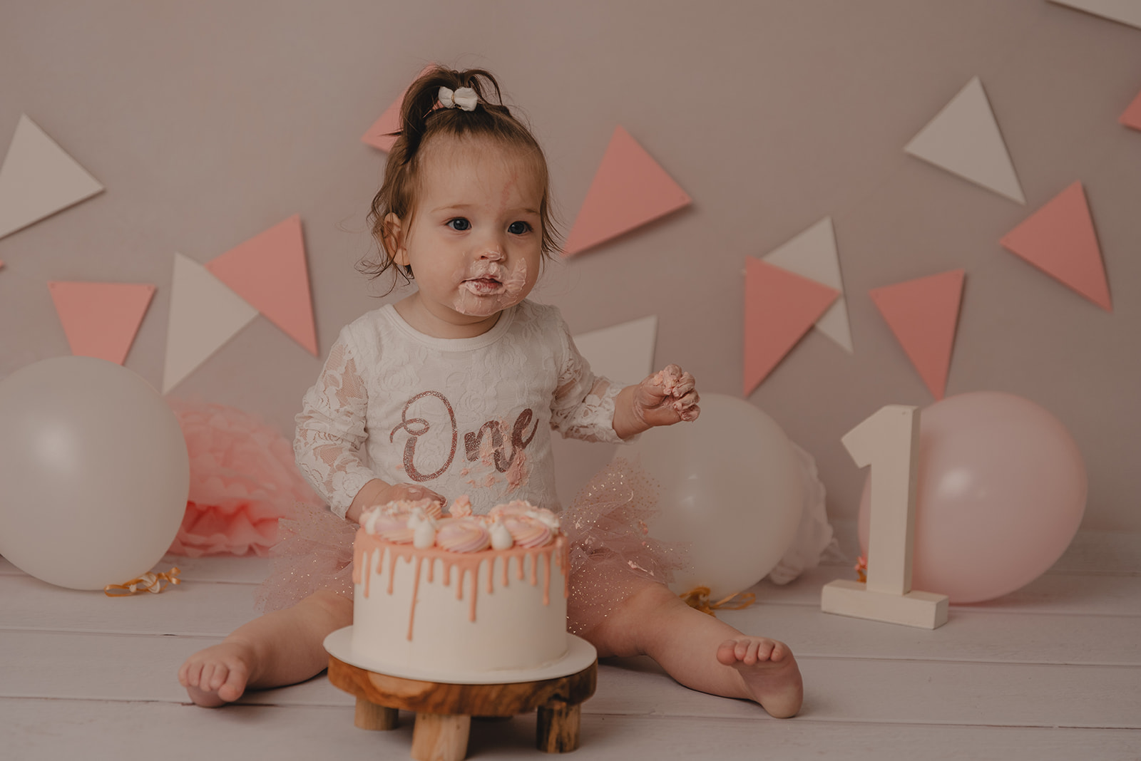 cake smash fotoshoot meisje roze en wit one fotoshoot baby 1 jaar apeldoorn gelderland zwolle epe hattem wapenveld olst