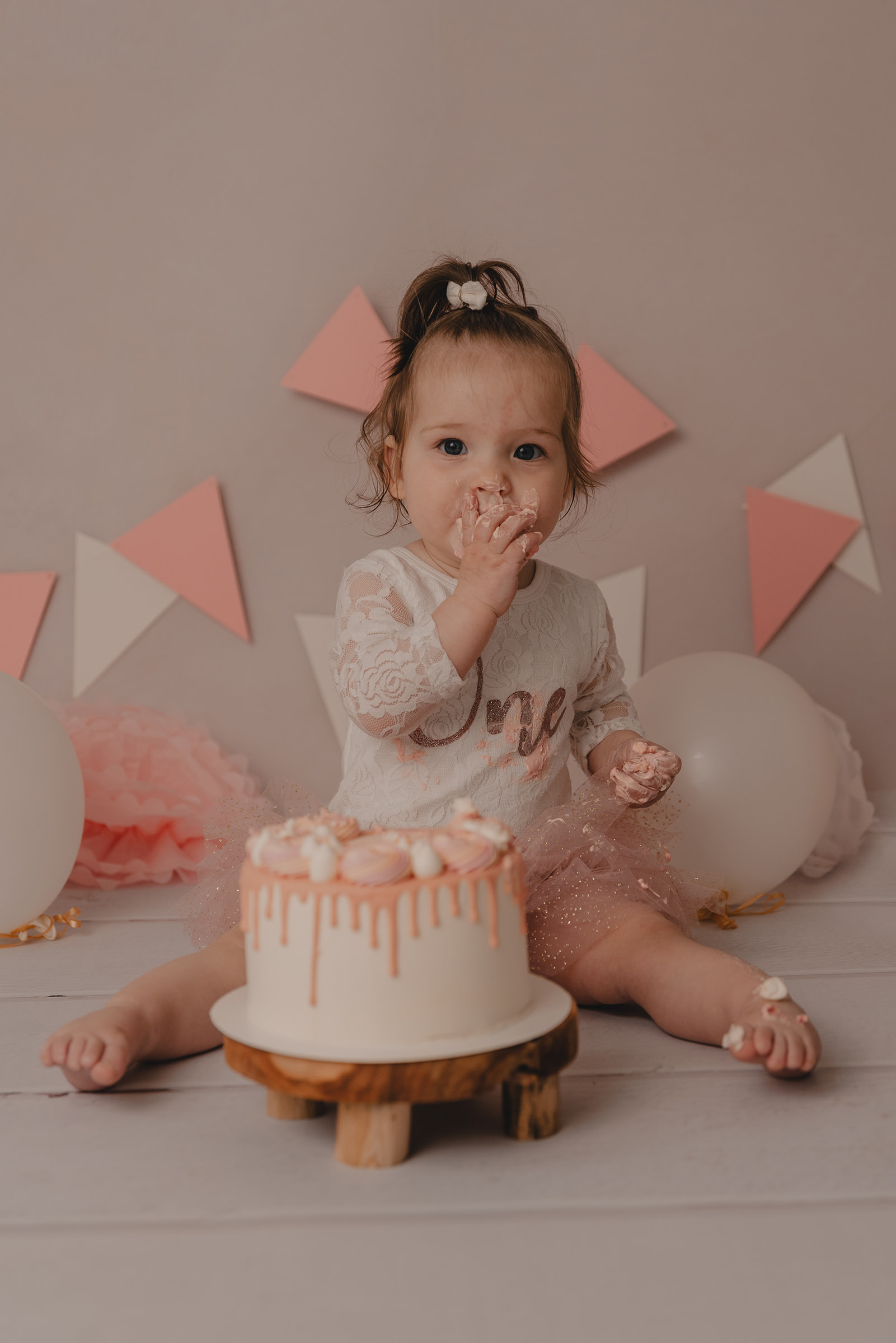 cake smash fotoshoot meisje roze en wit one fotoshoot baby 1 jaar fotoshoot gelderland zwolle epe hattem wapenveld olst