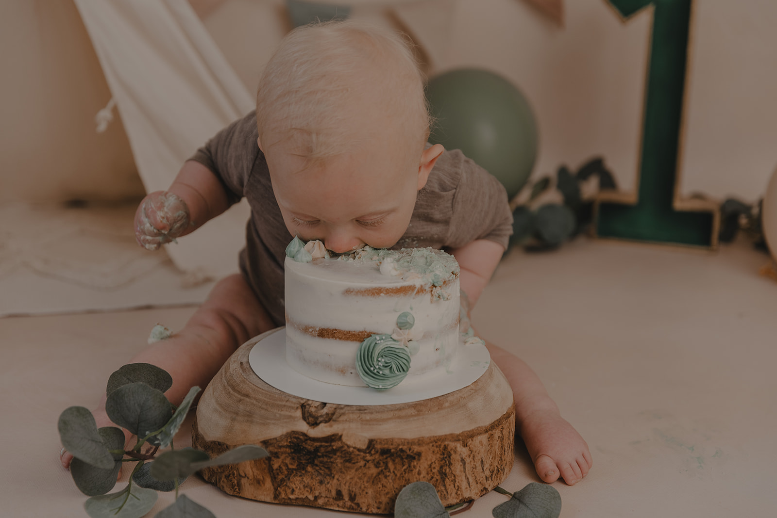 Cake smash fotoshoot jongen aardetintent natuurtinten fotoshoot baby 1 jaar apeldoorn gelderland zwolle epe hattem wapen