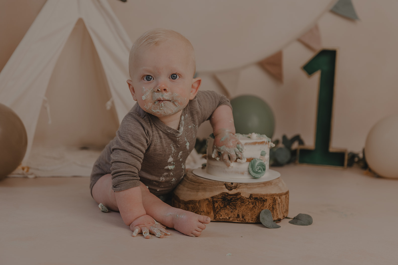 Cake smash fotoshoot jongen aardetintent natuurtinten fotoshoot baby 1 jaar apeldoorn gelderland zwolle epe hattem wapen