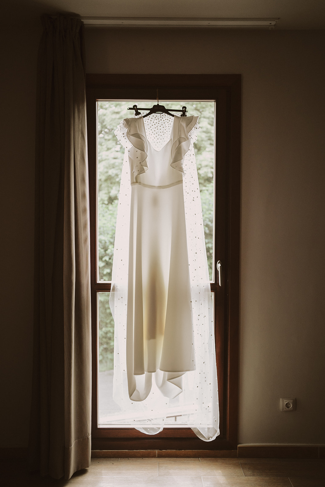 vestido de la novia colgado de una ventana