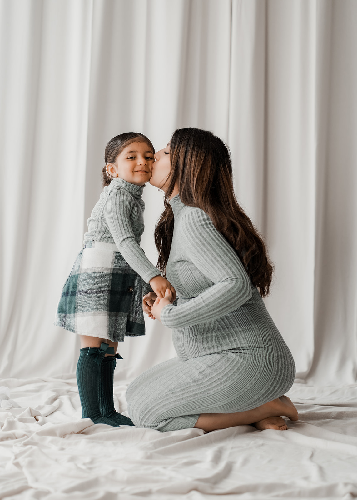 mor og datter til gravidfotografering. kys på kinden.