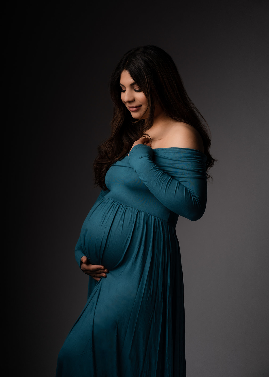 gravid kvinde til gravidfotografering i studie