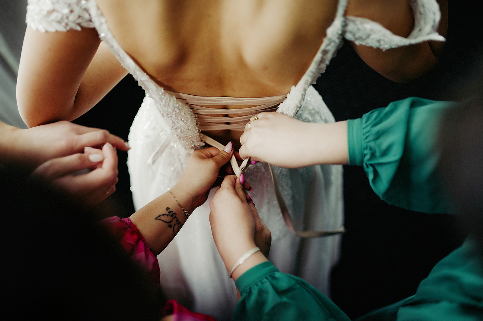 Zapinanie sukni ślubnej