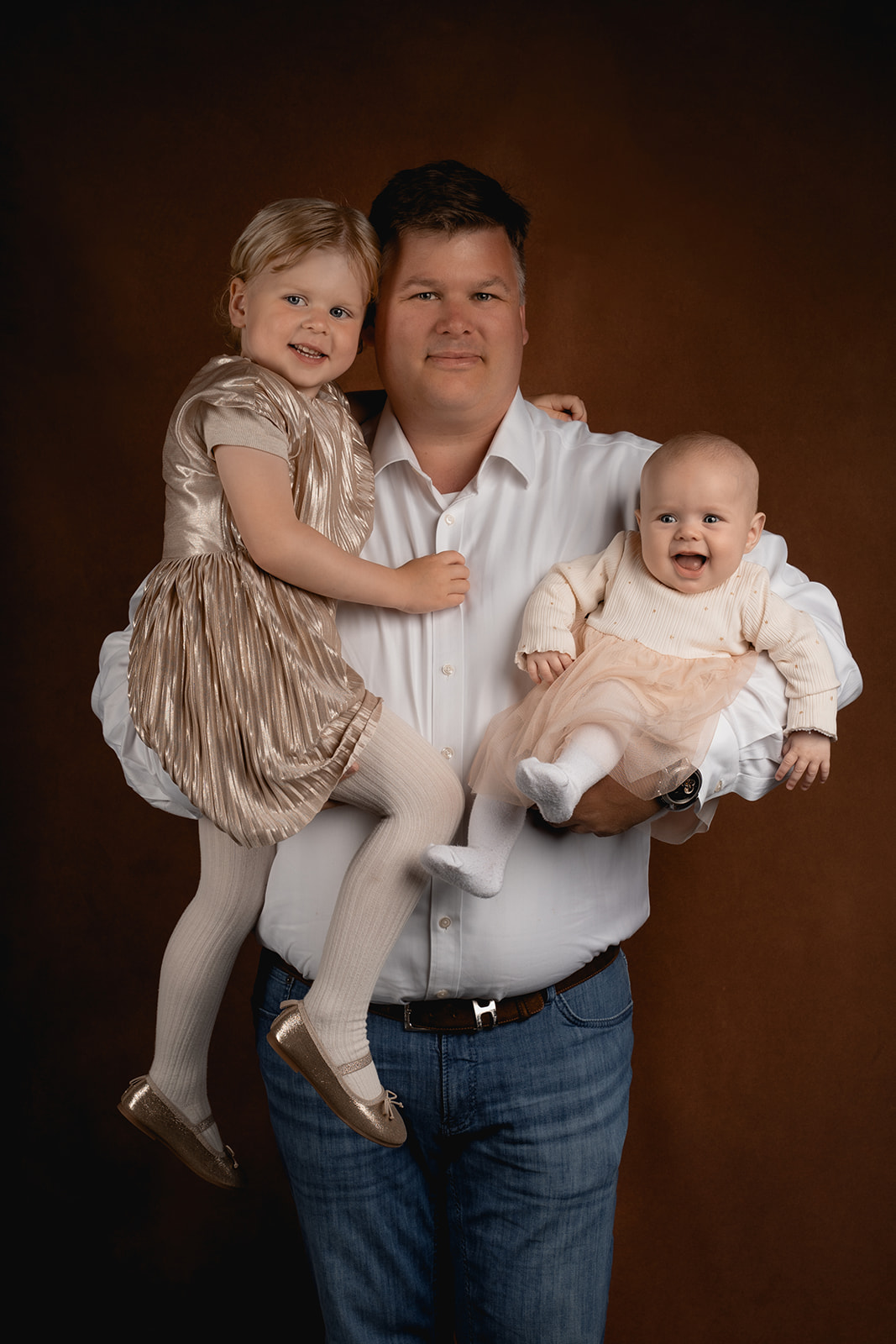 Billede af far og to døtre