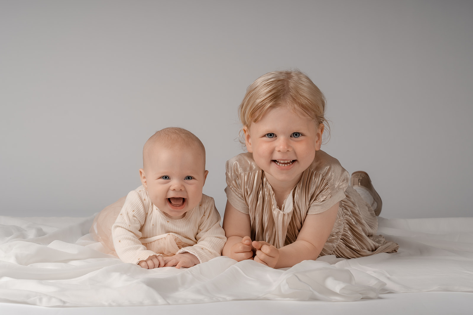 billede af søstre på 5 måneder og 4 år