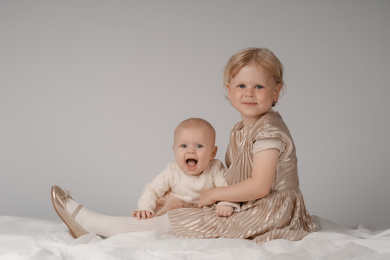søskendebillede af søstre på 5 måneder og 4 år