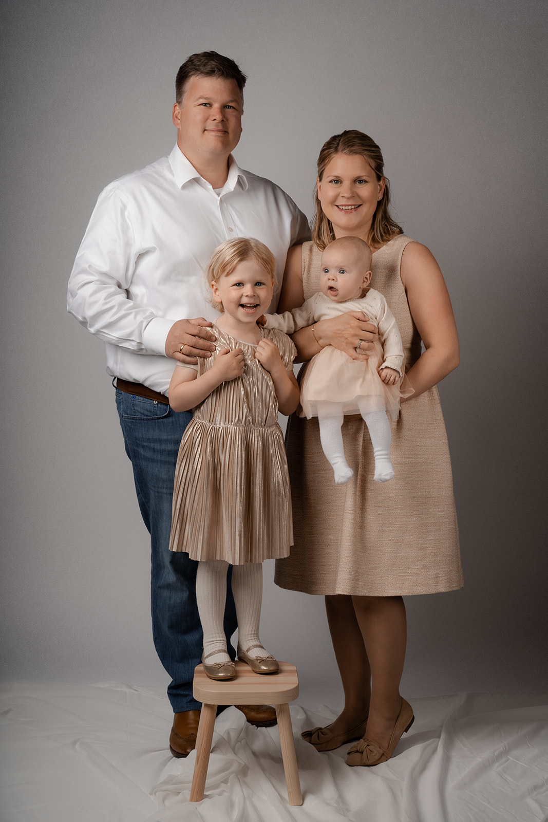 Familiebillede med mor far og to døtre