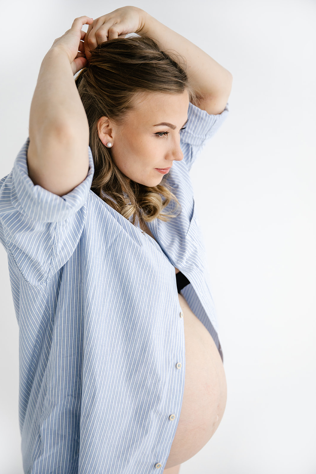 Gravid mamma som fotas i studio i Stockholm