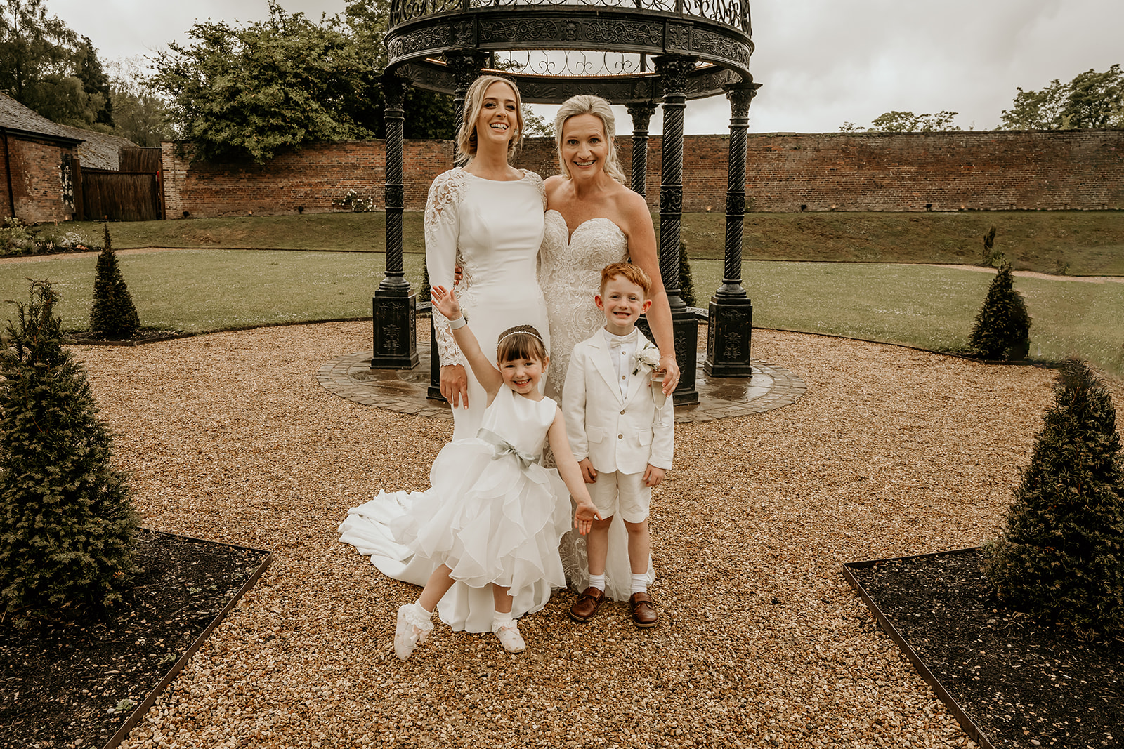 brides with family at foxtails wedding venue